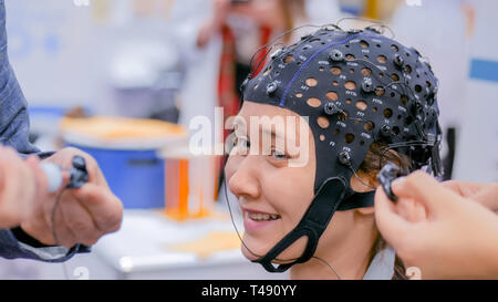 Adolescentes avec casque eeg médicale Banque D'Images