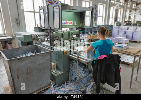 KIEV, UKRAINE - le 28 mars 2018 : femme salarié travaille dans la typographie. Imprimer Gamma La typographie est la technique de l'organisation de type pour le langage écrit l Banque D'Images