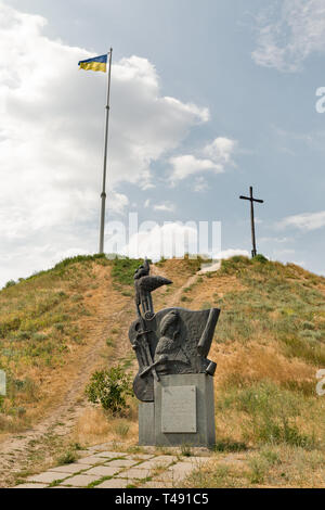 KHORTYTSIA, UKRAINE - Juillet 03, 2018 : Drapeau de l'Ukraine dans le vent contre ciel nuageux ciel bleu et monument aux Ukrainiens qui ont pris part à la Libera Banque D'Images