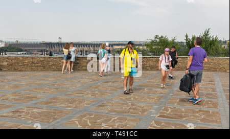 KHORTYTSIA, UKRAINE - Juillet 03, 2018 : les personnes non reconnu 24 observation visite de Zaporozhskaya sur l'île Khortytsia Sich avec vue sur hydroelectri Banque D'Images