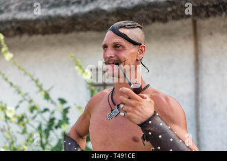 KHORTYTSIA, UKRAINE - Juillet 03, 2018 : les jeunes Cosaques ukrainiens portrait avec toupet et le tabac à pipe Sich Zaporogues. Banque D'Images