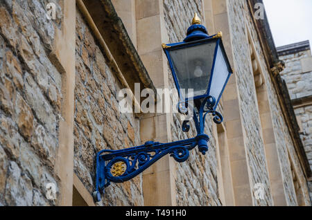 Une lampe ornée monté sur un mur de pierre. Banque D'Images