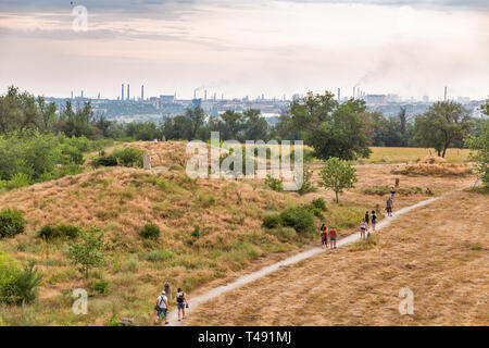 KHORTYTSIA, UKRAINE - Juillet 03, 2018 : les touristes non reconnu visitez les monticules de Scythe et idoles de pierre l'île Khortytsia. Zaporogie ci industrielle Banque D'Images