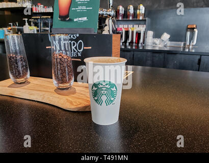 Montréal, Canada - Mars 13, 2019 : café Starbucks avec le caramel sur une table. Starbucks est une chaîne de cafés et Coffee Company. Banque D'Images