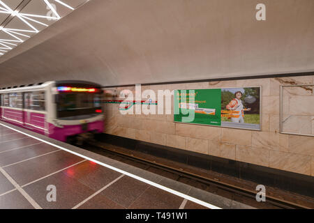 Baku, Azerbaïdjan - 15 juillet 2018 : train de quitter la station de métro le 28 mai dans la ville de Bakou, Azerbaïdjan. Banque D'Images