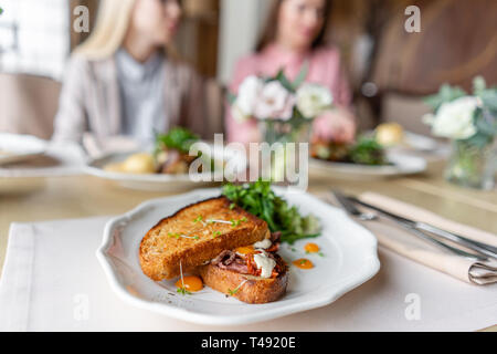 French Toast brioche, avec Sandwich pastrami et de tomates séchées au soleil. La lumière matin le petit-déjeuner, des pâtisseries chaudes on table in restaurant Banque D'Images
