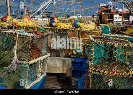 Les écrevisses et les pièges à crabes sur les bateaux de pêche à Kalk Bay Harbour sur la côte de False Bay en Afrique du Sud province Banque D'Images