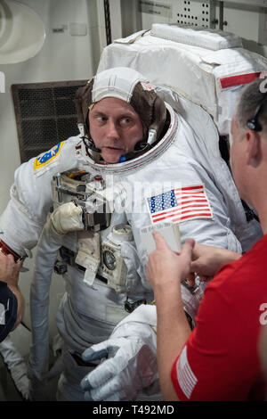 Programme de l'équipe commerciale l'astronaute Mike Fincke, est aidé avec son scaphandre au cours sas Quest pour ISS simulation formation EVA en prévision de futures sorties dans l'espace à bord de la Station spatiale internationale au Centre spatial Johnson le 6 février 2019 à Houston, Texas. Banque D'Images