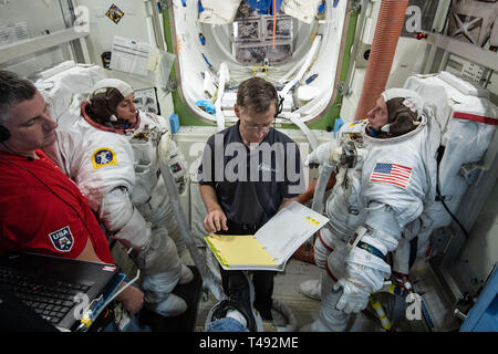 L'équipe commerciale les astronautes du programme Nicole Mann, gauche, Boeing l'astronaute Chris Ferguson, centre, et Mike Fincke, droite, former à l'intérieur de l'ISS EVA PrepPost 1 simulateur de formation pour les futures sorties dans l'espace à bord de la Station spatiale internationale au Centre spatial Johnson le 6 février 2019 à Houston, Texas. Banque D'Images