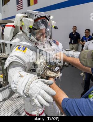 Programme de l'équipe de Boeing Commercial Josh astronaute Cassada est aidé avec son scaphandre avant d'entrer dans la piscine à la piscine d'ISS pour EVA de la formation dans la préparation des futures sorties dans l'espace à bord de la Station spatiale internationale au Centre spatial Johnson le 12 avril 2019 à Houston, Texas. Banque D'Images