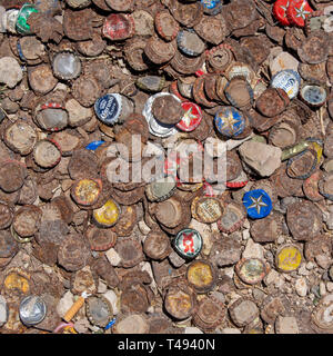 Les bouchons des bouteilles de bière qui couvre l'arrière-cour d'un bar à Marfa, Texas. Banque D'Images