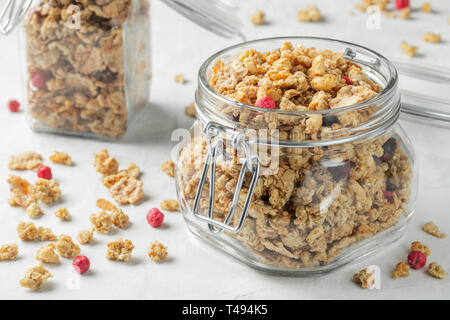 Granola maison aux fruits rouges dans un pot Mason. Banque D'Images