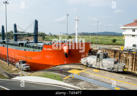 Gros navire qui transite sur l'Ecluse de Miraflores sur sa route par le Canal de Panama Banque D'Images