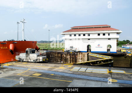 Gros navire qui transite sur l'Ecluse de Miraflores sur sa route par le Canal de Panama Banque D'Images