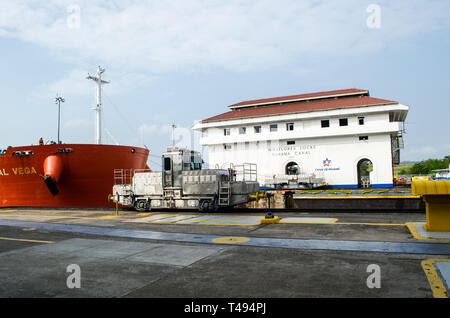 Gros navire qui transite sur l'Ecluse de Miraflores sur sa route par le Canal de Panama Banque D'Images