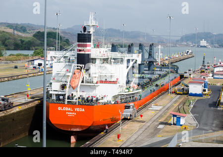 Gros navire qui transite sur l'Ecluse de Miraflores sur sa route par le Canal de Panama Banque D'Images