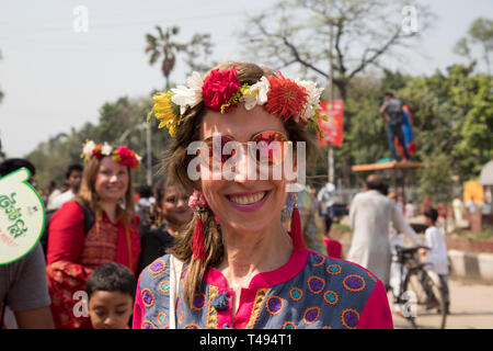 Dhaka, Bangladesh. 14 avr, 2019. Shobhajatra Mangal, une procession colorée et festive célébrant le Pahela Baishakh, Bangala Nouvelle année, part Banque D'Images