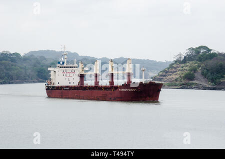 Navire qui transite au lieu de rencontre de la rivière Chagres et le Canal de Panama Banque D'Images