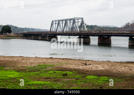 Le pont Gamboa, lieu de rencontre de la rivière Chagres et le Canal de Panama. L'effet de la saison sèche est observée sur les rives et de la rivière Banque D'Images