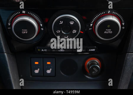 Novosibirsk, Russie - 12.26.2019 : l'intérieur de la voiture Mazda 3 avec  tableau de bord, volant multifonctions et le compteur après nettoyage avant  de s Photo Stock - Alamy