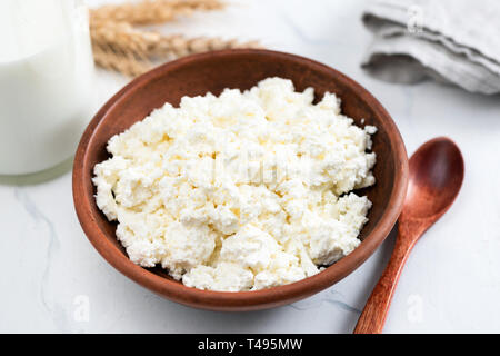 Le fromage cottage ou tvorog dans un bol sur le tableau blanc. Vue en gros plan. Riche en calcium et en protéines des aliments sains Banque D'Images