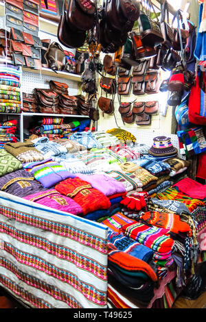LA PAZ, BOLIVIE - 20 MAI 2015 : Souvenirs du marché touristique sur la rue Sagarnaga à La Paz, Bolivie. Produits faits main, dominent la laine de lama ou de moutons. Banque D'Images