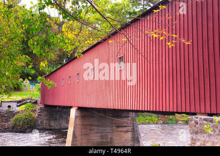 L'emblématique et historique de Cornwall pont couvert sur la rivière houstonic à West Cornwall / Sharon, New York sur l'image. Banque D'Images