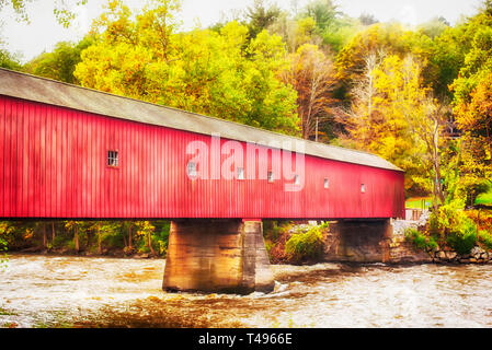 L'emblématique et historique de Cornwall pont couvert sur la rivière Housatonic à West Cornwall / Sharon, New York sur l'image. Banque D'Images