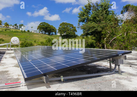Panneaux d'énergie solaire vue côté photovoltaci Banque D'Images