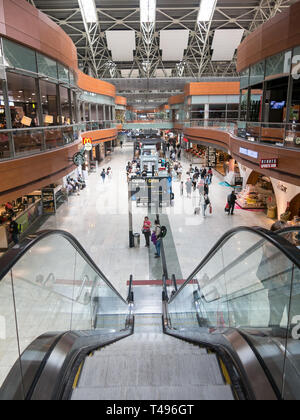 ISTANBUL, TURQUIE - le 23 mai 2016 : personnes non identifiées dans le hall des départs de l'aéroport international Sabiha Gokcen (SAW) à Istanbul, Turquie. Plus de 32 Banque D'Images