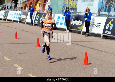 Brighton, Angleterre Royaume-uni 14 avril 2019. Helen Davies l'exécution du dernier dix mètres vers la ligne d'arrivée au Madeira Drive Brighton , de prendre la première place des femmes au 10e marathon de Brighton. Banque D'Images