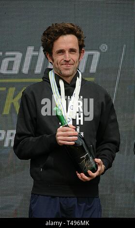 Brighton, Angleterre Royaume-uni 14 avril 2019. Peter Le Grice, remporte le marathon avec un dixième brighton PB DE 2.18.04 briser le record du parcours. Banque D'Images