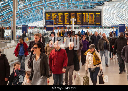 Les passagers arrivant à Stations Waterloo nouveau terminus, précédemment du terminal international Banque D'Images