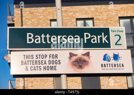 Signes sur la plateforme de la gare Battersea Park Banque D'Images