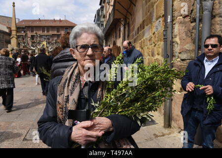 Un fidèle est vu la tenue des brindilles d'olive pendant la procession de 'Domingo de Ramos (dimanche des Rameaux) dans la région de Soria, au nord de l'Espagne. Dimanche des Rameaux commémore l'entrée triomphale de Jésus à Jérusalem avant sa crucifixion. Il est célébré par les chrétiens à travers le monde. Banque D'Images