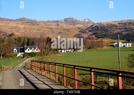 La montagne écossais Munro Meall Glas du pont sur la rivière Dochart à Auchessan dans Glen Dochart, Highlands, Ecosse, Royaume-Uni. Banque D'Images