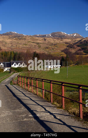 La montagne écossais Munro Meall Glas du pont sur la rivière Dochart à Auchessan dans Glen Dochart, Highlands, Ecosse, Royaume-Uni. Banque D'Images