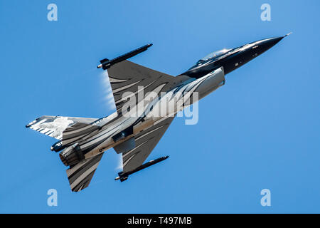 General Dynamics F-16 Fighting Falcon de l'Armée de l'air belge solo display team - the Dark Vador Falcon piloté par Banque D'Images
