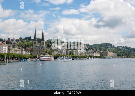 Lucerne, Suisse - 3 juillet 2017 : vue sur le lac de Lucerne, les montagnes et la ville de Lucerne, Suisse, Europe. Paysage d'été, soleil, météo dramat Banque D'Images