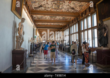 Florence, Italie - 26 juin 2018 : une vue panoramique de l'intérieur et les arts de la Galerie des Offices (Galleria degli Uffizi) est situé à côté du musée d'art à Piazz Banque D'Images