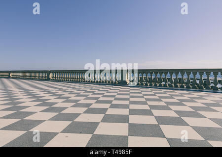 Vue panoramique de Terrazza Mascagni Mascagni (terrasse) en face de la mer Ligure, sur la côte ouest de la Toscane à Livourne. Les gens à pied et reste o Banque D'Images