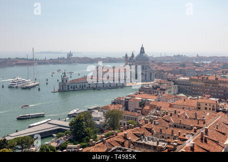 Vue panoramique de la ville de Venise et de loin la Basilique Santa Maria della Salute (Sainte Marie de la Santé) de la Campanile (Campanile di San Marco). L Banque D'Images