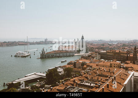 Vue panoramique de la ville de Venise et de loin la Basilique Santa Maria della Salute (Sainte Marie de la Santé) de la Campanile (Campanile di San Marco). L Banque D'Images