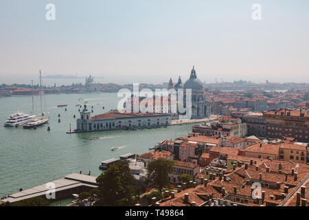 Vue panoramique de la ville de Venise et de loin la Basilique Santa Maria della Salute (Sainte Marie de la Santé) de la Campanile (Campanile di San Marco). L Banque D'Images