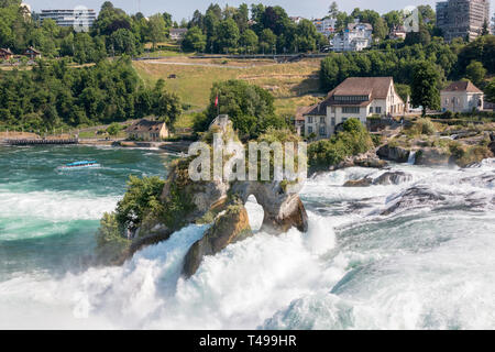 Les chutes du Rhin est la plus grande cascade d'Europe à Schaffhausen, Suisse. Journée d'été avec soleil. Vue du château de Laufen Banque D'Images