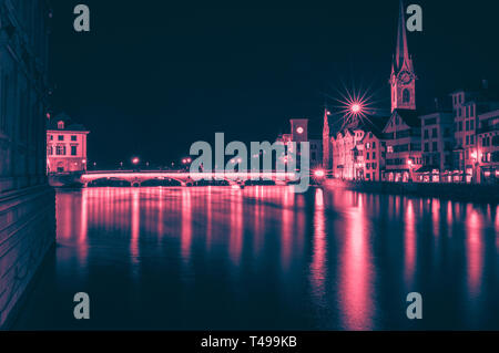 Vue de nuit de la ville historique de centre-ville de Zurich avec célèbre église Fraumunster, canton de Zurich, Suisse. Journée d'été en soirée Banque D'Images