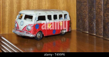 La boîte de jouets anciens, ici red bus ou voiture VW peint avec des fleurs Banque D'Images