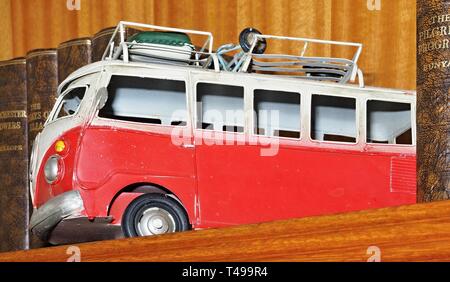 La boîte de jouets anciens, ici red bus ou voiture VW peint avec des fleurs Banque D'Images