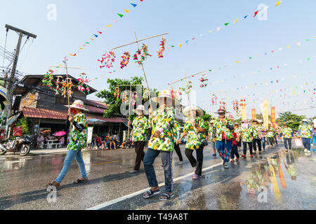 SUKHOTHAI, THAÏLANDE - 13 avril 2019 : Les Thaïlandais célébrer Songkran Nouvel An Fête de l'eau dans la rue. Banque D'Images