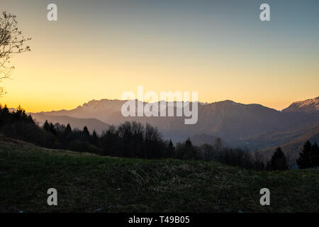 Vue depuis la route de la frontière de l'Italie et la Slovénie sur la vallée de la Soca de montagnes de Kanin dans les Alpes Juliennes le soir avec le coucher du soleil Banque D'Images